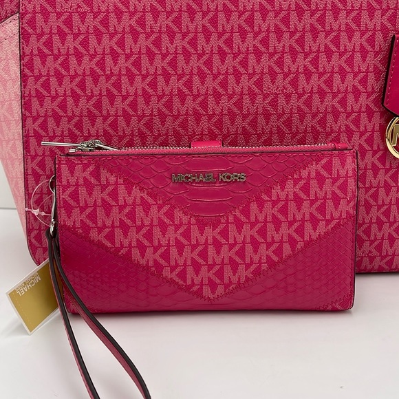 MICHAEL KORS JST LG DOUBLE ZIP WRISTLET WALLET PHONE HOLDER
ELECTRIC PINK - Picture 1 of 16